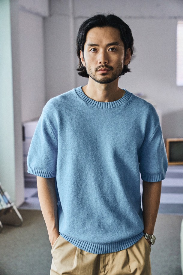 UPW 워셔블 코튼 라운드 반팔 니트는 고밀도 니팅과 링킹 스티치 마감으로 제작되어 형태 유지력이 우수하며, 높은 신축성으로 편안한 착용감을 제공합니다. 베이직하고 미니멀한 디자인으로 일상에서 활용하기 좋으며, 오프화이트, 라이트 카메오 블루, 베이지, 다크그레이 4가지 색상으로 출시되었습니다. 워셔블 기능이 있어 관리가 용이하고, 부드러운 면과 폴리에스테르 혼방 소재로 봄, 여름 시즌에 적합한 레귤러핏 라운드넥 반팔 니트입니다.
