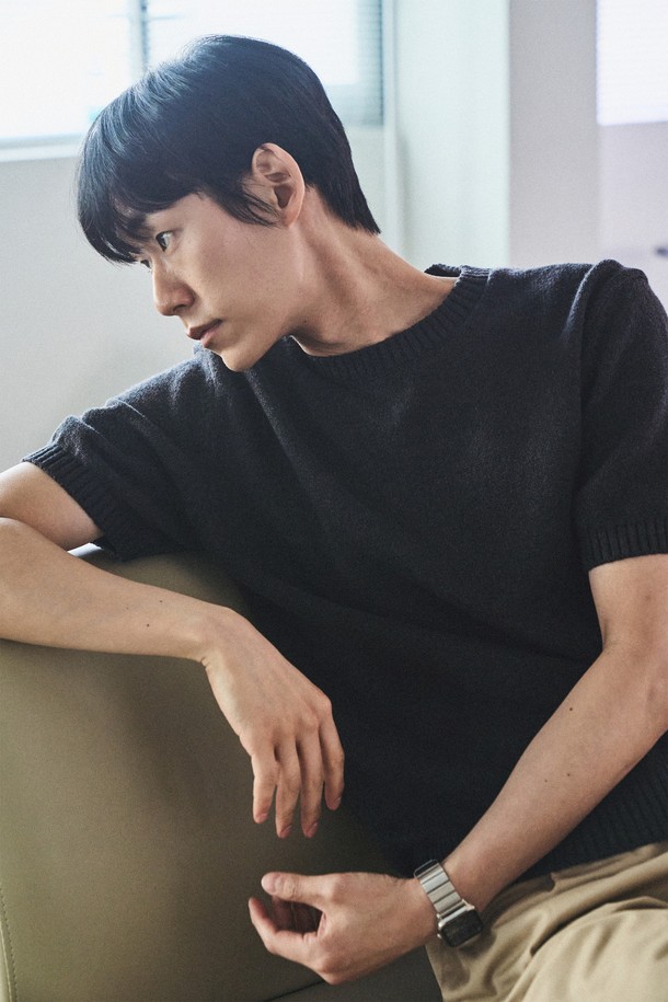 UPW 워셔블코튼 라운드 반팔니트는 부드러운 면, 폴리에스테르 혼방 소재로 제작되었으며, 오프화이트, 라이트베이지, 카메오블루, 다크그레이 4가지 색상으로 제공됩니다. 2*2 싱글 고탄력 립조직과 고밀도 편직으로 제작되어 뛰어난 내구성을 자랑하며, 실풀림 방지 마감과 필링 방지 기능까지 더해져 오래도록 변함없이 착용할 수 있습니다. 워셔블 기능으로 관리가 용이하며, 라운드넥 디자인과 레귤러핏으로 편안하게 일상에서 즐겨 입을 수 있는 베이직 캐주얼 스타일의 반소매 니트입니다.
