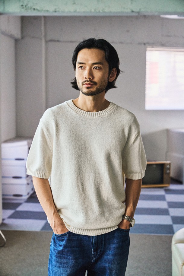 UPW 워셔블코튼 라운드 반팔니트는 사계절 내내 활용 가능한 베이직하고 미니멀한 스타일의 공용 니트입니다. 부드러운 워셔블 면, 폴리에스테르 혼방 소재로 제작되었으며, 오프화이트, 라이트 카멜 베이지, 블루, 다크그레이 4가지 색상으로 제공됩니다. 고밀도 니팅 구조와 링킹 스티치 방식으로 제작되어 높은 회복 탄력성을 자랑하며, 실풀림과 필링 방지 마감으로 오래도록 깔끔하게 입을 수 있습니다.
