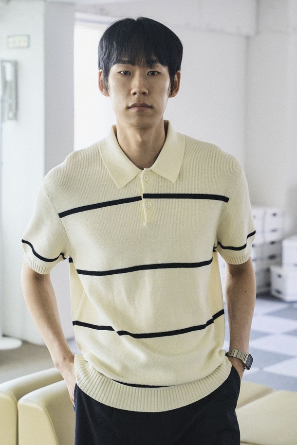 100% 순면 소재로 제작되어 부드러운 촉감과 통기성을 자랑하는 텍스쳐드 스트라이프 폴로 반팔 니트입니다. 슬림핏으로 깔끔하게 떨어지는 핏과 얇은 두께감으로 봄, 여름 시즌 데일리, 캐주얼, 세미포멀 룩에 활용하기 좋습니다. 화이트, 크림, 블랙 3가지 컬러로 출시되었으며, 텍스쳐드 스트라이프 패턴과 2x2 싱글 하이 엘라스틱 립조직, 링킹 스티치 공법, 깔끔한 엣지 마감 디테일이 돋보입니다.
