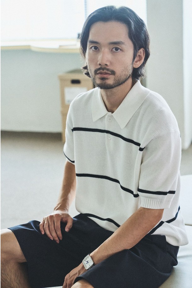 100% 순면 소재의 텍스쳐드 스트라이프 패턴 폴로 반팔 니트입니다. 부드러운 촉감과 뛰어난 흡습, 통기성을 자랑하며, 슬림핏 디자인과 레귤러 기장으로 편안한 착용감을 선사합니다. 화이트, 크림, 블랙 세 가지 컬러로 출시되어 다양한 스타일 연출에 활용 가능하며, 2x2 싱글 하이 스트레치 립조직과 고밀도 니팅, 링킹 스티치 마감으로 완성도를 높였습니다.
