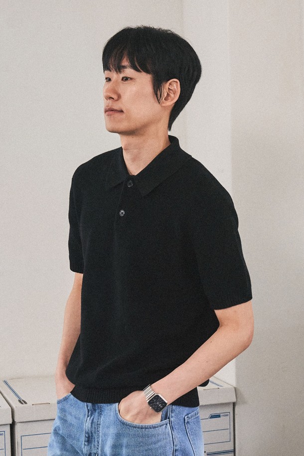 **텍스쳐드 코튼 100 폴로 반팔 니트 - 4 Color**

부드러운 촉감의 텍스쳐드 코튼 100% 소재로 제작된 남성용 폴로 반팔 니트입니다. 여름철에도 시원하게 착용할 수 있도록 통기성이 우수한 중공사 구조로 제작되었으며, 2*2 싱글 하이 스트레치 립조직으로 편안한 착용감을 선사합니다. 슬림 핏으로 제작되어 미니멀하고 세련된 스타일을 연출하며, 데이트룩과 카페룩에 잘 어울립니다. 깔끔한 엣지 마감과 링킹 스티치 구조, 프리미엄 니팅 구조로 완성도를 높였습니다. 크림, 라이트 페이드 그레이, 네이비, 블랙 4가지 컬러로 출시되었습니다.
