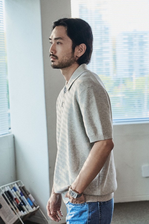 **텍스쳐드 코튼 100 폴로 반팔 니트 - 4 Color**

부드러운 촉감의 텍스쳐드 코튼 100% 소재로 제작된 폴로 반팔 니트입니다. 미니멀하고 베이직한 스타일로 데이트룩, 카페룩 등 다양한 TPO에 활용하기 좋습니다. 입체적인 그레인 텍스처와 슬림핏 디자인이 자연스러운 볼륨감을 선사하며, 2x2 싱글 하이스트레치 립조직과 링킹 스티치 공법으로 완성도를 높였습니다. 크림, 라이트그레이, 페이드네이비, 블랙 4가지 컬러로 출시되어 폭넓은 선택이 가능합니다. 여름철 시원하고 편안하게 착용할 수 있는 아이템입니다.
