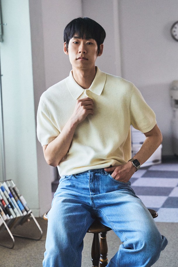 텍스쳐드 코튼100 폴로 반팔 니트 - 4 Color는 부드러운 촉감의 100% 수퍼소프트 코튼 소재로 제작되어, 여름에도 시원하고 쾌적하게 착용할 수 있습니다. 미니멀하고 베이직한 스타일을 추구하는 분들께 적합하며, 데이트룩, 카페룩 등 다양한 TPO에 활용하기 좋습니다. 얇은 두께감과 슬림핏으로 제작되어, 세련된 실루엣을 연출하며, 텍스쳐드 패턴으로 은은한 포인트를 더했습니다. 디지털 니팅 시스템과 고밀도 니팅, 링킹 스티치 구조를 통해 높은 퀄리티를 자랑하며, 흡습 및 통기 기능으로 쾌적한 착용감을 제공합니다. 크림, 라이트그레이, 페이드네이비, 블랙 4가지 컬러로 출시되어 폭넓은 선택이 가능합니다.
