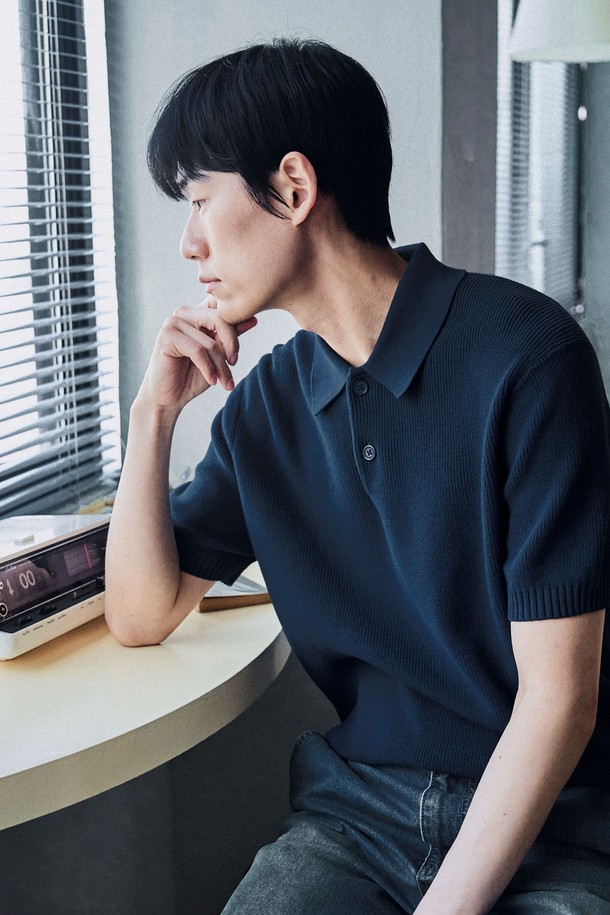 **텍스쳐드 코튼 100 폴로 반팔니트 - 4 Color**

부드러운 촉감의 텍스쳐드 코튼 100% 소재로 제작된 남성용 폴로 반팔 니트입니다. 2*2 싱글 하이 스트레치 립조직과 중공구조 원단을 사용하여 통기성이 뛰어나 여름철에도 시원하게 착용할 수 있습니다. 미니멀하고 베이직한 스타일로, 데이트룩이나 카페룩 등 다양한 TPO에 활용하기 좋습니다. 슬림핏 디자인과 자연스러운 광택, 클린 엣지 마감, 링킹 스티치 구조, 프리미엄 니팅으로 완성도를 높였습니다. 크림, 라이트그레이, 네이비, 블랙 4가지 컬러로 만나보세요.
