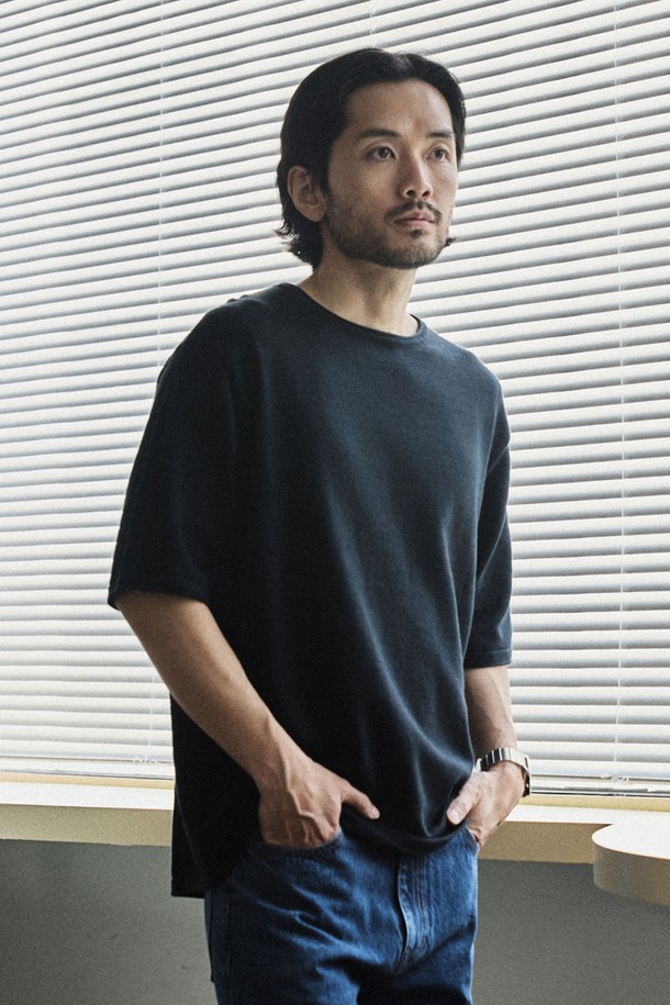 소프트코튼100 소재의 롤링엣지 라운드 반팔 니트는 부드러운 촉감과 튜블러 구조, 하이덴시티 니팅으로 뛰어난 품질을 자랑합니다. 링킹 스티치 공법과 클린엣지 마감으로 제작되었으며, 오프브라운, 다크화이트, 네이비, 블랙, 아이보리 4가지 색상으로 제공됩니다. 베이직하고 미니멀한 스타일로 봄, 여름철 일상복으로 활용하기 좋은 레귤러핏의 라운드넥 반소매 니트입니다.
