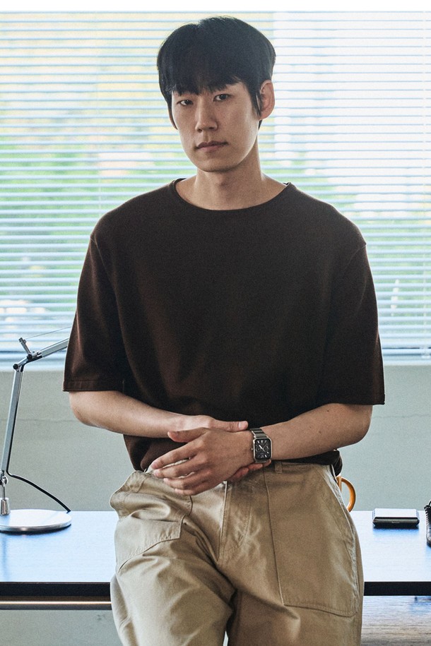 소프트코튼100 소재의 롤링 엣지 라운드 반팔 니트는 튜블러 니팅 공법과 링킹 스티치 구조, 2겹 고밀도 니트로 제작되어 뛰어난 내구성을 자랑합니다. 공기 순환 중공 구조로 통기성이 우수하며, 부드러운 촉감과 편안한 레귤러 핏으로 일상에서 편안하게 착용할 수 있습니다. 오프브라운, 다크화이트, 네이비, 블랙, 아이보리 4가지 색상으로 제공되는 베이직하고 캐주얼한 무드의 반팔 니트입니다.
