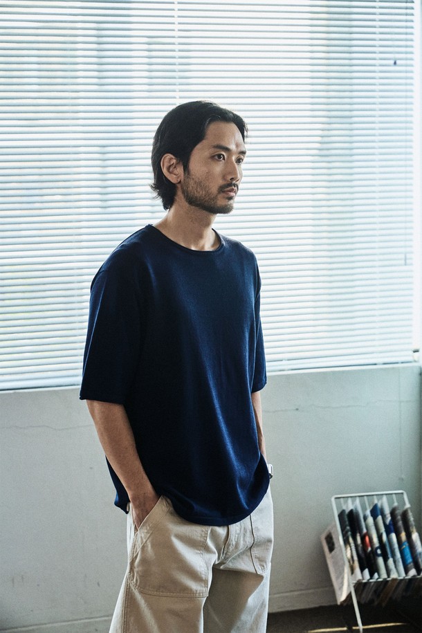 부드러운 100% 면 소재로 제작된 롤링 엣지 라운드 반팔 니트는 아이보리, 브라운, 다크네이비, 블랙 4가지 색상으로 제공됩니다. 튜블러 구조와 고밀도 니트, 중공사 구조로 제작되어 자연스러운 광택과 매끄러운 표면을 자랑하며, 흡습 및 통기성이 뛰어납니다. 베이직하고 미니멀한 스타일로 일상에서 편안하게 착용하기 좋으며, 봄, 여름 시즌에 적합한 레귤러 핏의 라운드넥 디자인입니다.
