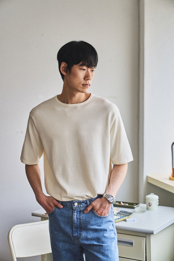 부드러운 100% 면 소재로 제작된 소프트코튼 롤링엣지 라운드 반팔 니트는 아이보리, 브라운, 다크네이비, 블랙 4가지 색상으로 제공됩니다. 롤링 엣지 디테일과 튜블러 니트 구조가 특징이며, 고밀도 링킹 스티치로 내구성과 형태 유지력을 높였습니다. 베이직하고 미니멀한 스타일로 일상에서 편안하게 착용할 수 있으며, 흡습 및 통기성이 뛰어나 봄, 여름철에 적합합니다.
