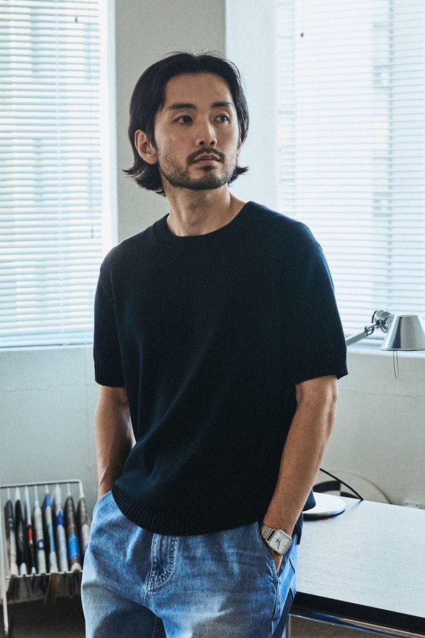 소프트코튼100 소재의 3PLY 라운드 반팔 니트는 고밀도 니팅과 클린 엣지 마감으로 제작되어 부드러운 촉감을 자랑합니다. 링킹 스티치 공법과 2겹 스판덱스 라인을 적용하였으며, 아이보리, 다크그레이, 네이비, 블랙 4가지 색상으로 만나보실 수 있습니다. 베이직하고 미니멀한 스타일로 일상에서 편안하게 착용하기 좋은 레귤러핏의 반소매 니트입니다.
