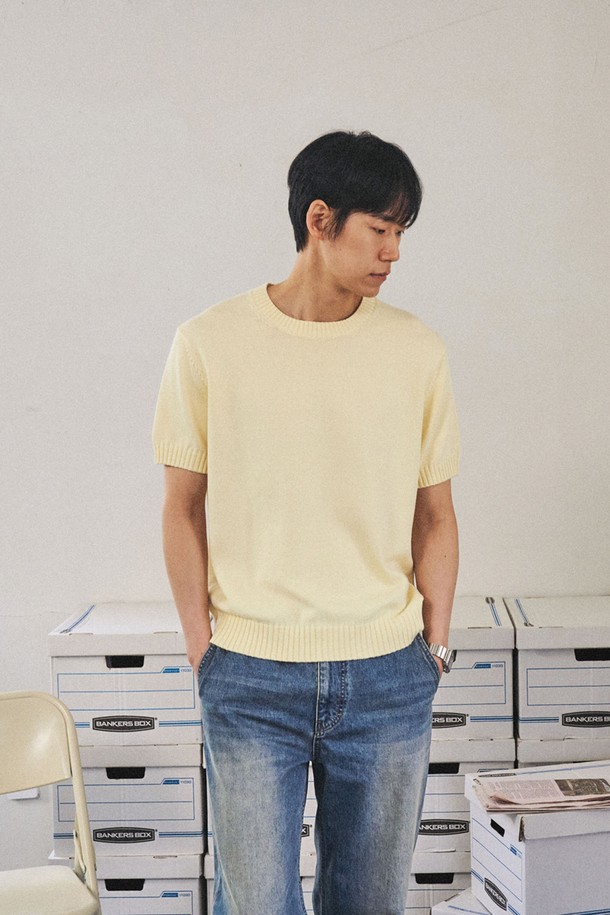 소프트코튼100 소재의 3PLY 라운드 반팔 니트는 부드러운 촉감과 뛰어난 흡습, 통기성을 자랑하며, 봄, 여름철 일상복으로 편안하게 착용하기 좋습니다. 아이보리, 다크네이비, 그레이, 블랙 4가지 색상으로 제공되는 이 공용 니트는 3*3 싱글 하이 엘라스틱 립조직과 링킹 스티치 구조, 고밀도 편직으로 제작되어 형태 안정성이 우수하며, 베이직하고 미니멀한 스타일을 연출합니다. 레귤러핏의 무지 패턴 라운드넥 디자인으로, 중간 두께감의 이 반소매 니트는 데일리룩에 활용하기 용이합니다.
