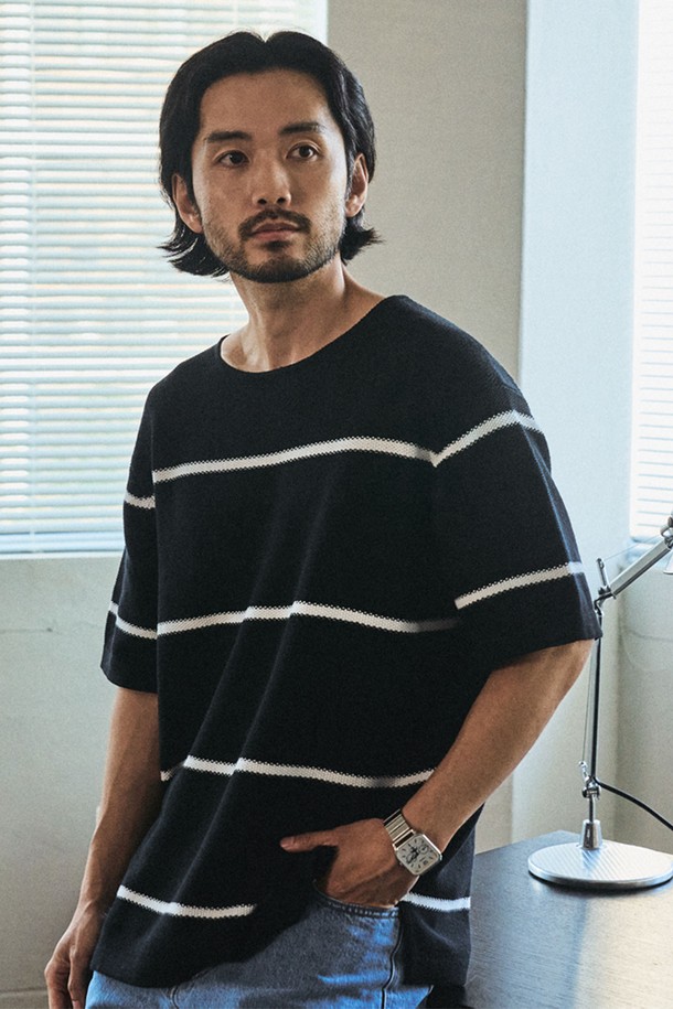 **스트라이프 보트넥 코튼 반팔 니트 - 3 Color**

부드러운 100% 순면(2/32, 51NM 수퍼소프트 코튼)으로 제작된 스트라이프 패턴의 반팔 니트입니다. 시원한 여름을 위한 베이직하고 클래식한 디자인으로, 보트넥 라인이 세련된 느낌을 더합니다. 화이트, 다크네이비, 블랙 3가지 컬러로 출시되었으며, 모스 스티치 텍스처와 옆트임 디테일로 편안한 착용감을 선사합니다. 변형 없는 넥 라인과 클린 엣지 마감, 링킹 스티치 공법으로 퀄리티를 높였습니다. 레귤러핏으로 제작되어 다양한 스타일의 연출이 가능합니다.
