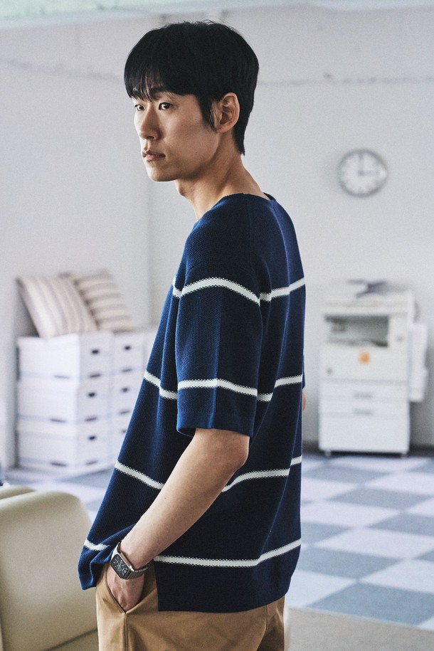 스트라이프 보트넥 코튼 100 반팔 니트는 4PLY(4겹) 구조와 모스 스티치 텍스처로 제작되어 부드러운 촉감과 자연스러운 광택을 자랑합니다. 통기성이 좋은 중공 구조로 제작되어, 사계절 내내 편안하게 착용할 수 있으며, 레귤러 핏으로 어떤 스타일에도 잘 어울립니다. 보트넥 디자인과 반팔 소매가 시원하고 세련된 느낌을 주며, 옆트임 디테일이 활동성을 더합니다. 화이트, 다크 네이비, 블랙, 아이보리 3가지 컬러로 출시되어, 캐주얼, 클래식, 미니멀 스타일은 물론, 리조트룩과 휴가룩에도 훌륭하게 매치됩니다.
