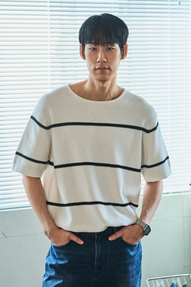 스트라이프 보트넥 코튼 100 반팔 니트는 베이직하고 캐주얼한 스타일의 공용 상의입니다. 봄, 여름 계절에 어울리는 레귤러 핏 디자인으로, 가볍고 시원한 착용감을 선사합니다. 면 100% 소재로 제작되어 부드러운 촉감을 자랑하며, 통기성이 뛰어나 쾌적하게 입을 수 있습니다. 모스 스티치 텍스처와 자연스러운 표면 질감, 옆트임 디테일이 특징이며, 블랙, 다크 네이비, 화이트, 아이보리 4가지 색상으로 출시되었습니다. 일상, 리조트, 여행 등 다양한 TPO에 활용하기 좋은 아이템입니다.
