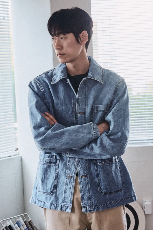 이탈리아 칸디아니 워크자켓 라이트블루는 부드러운 면 소재로 제작되어 봄, 여름 시즌에 시원하고 편안하게 착용할 수 있습니다. 베이직한 디자인에 릴랙스핏과 레귤러핏으로 연출 가능하며, 더블 스티치 마감, 숨겨진 내부 포켓, 다수의 외부 포켓, 프리쉬링크 가공, 빈티지 워싱 디테일로 워크자켓 특유의 개성을 살렸습니다. 버튼 여밈 방식의 레귤러 기장 워크자켓으로 캐주얼 스타일을 완성해보세요.
