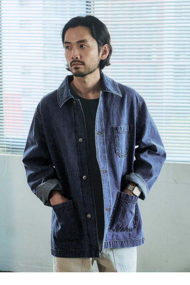 이탈리아 칸디아니 워크자켓 미디엄블루는 캐주얼하고 베이직한 스타일을 추구하는 남성 고객을 위한 워크웨어 재킷입니다. 봄, 여름 시즌에 적합하며, 릴랙스핏과 레귤러핏으로 편안한 착용감을 제공합니다. 미디엄블루 컬러에 워싱 처리된 면 소재로 제작되어, 부드러운 촉감과 두꺼운 두께감을 느낄 수 있습니다. 더블 스티치 마감, 히든 포켓, 멀티플 아우터 포켓 등 디테일과 형태 유지력이 뛰어나며, 프리슈링크 및 통기성, 생분해성 섬유를 사용하여 기능성을 더했습니다. 데이트룩과 쇼핑룩에 매치하기 좋은 아이템입니다.
