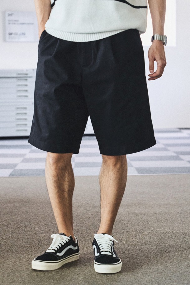 VANCET 원턱 버뮤다 하프팬츠 다크네이비는 부드러운 촉감의 면 소재로 제작되어 편안한 착용감을 선사합니다. 클래식하고 베이직한 스타일의 스트레이트핏으로, 일상에서 활용하기 좋은 아이템입니다. 원턱 디자인, YKK 지퍼, 립포켓, 고밀도 원단, 필링이 적은 특징을 갖춘 여름철 남성용 하프 팬츠입니다.
