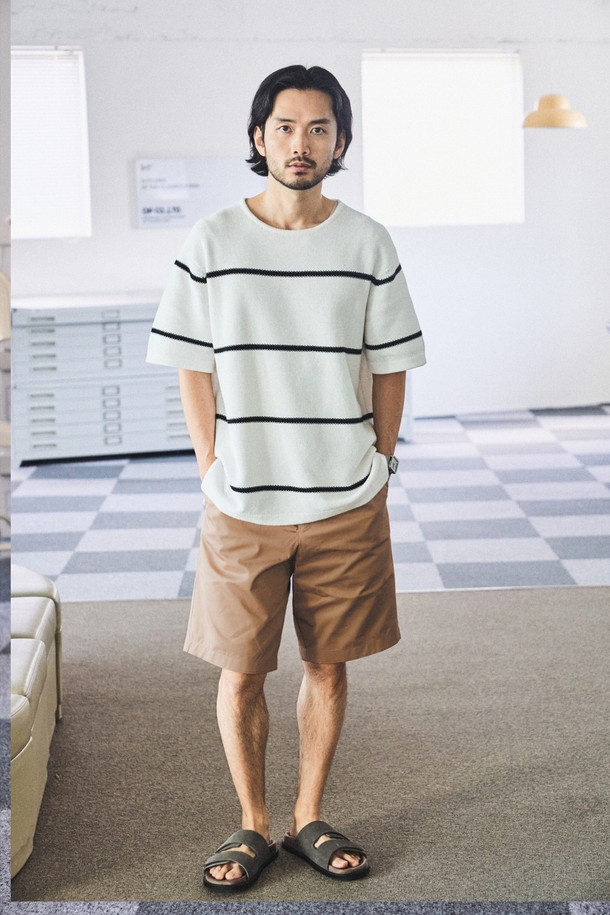 VANCET 원턱 버뮤다 하프팬츠 베이지는 남성용 반바지로, 봄과 여름 시즌에 어울리는 베이직하고 클래식한 스타일을 제안합니다. 부드러운 촉감의 면 소재, 스트레이트 핏, 무지 디자인으로 제작되었으며, 원턱 디테일과 아웃립 포켓, YKK 지퍼를 적용하여 편안함과 실용성을 높였습니다. 고밀도 트윌 원단과 248g/m2의 적당한 중량감으로 안정적인 착용감을 선사합니다.
