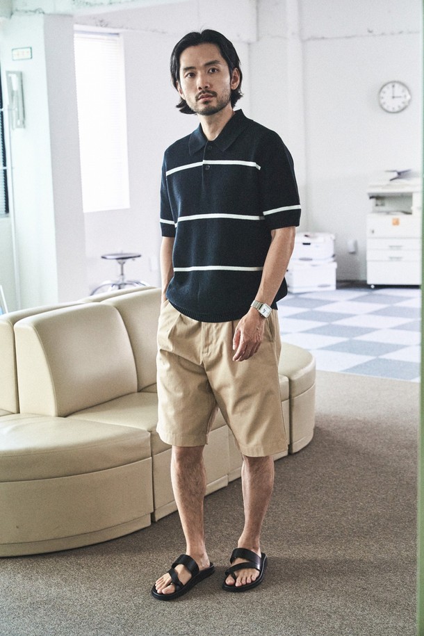 VANCET 원턱 버뮤다 하프팬츠는 부드러운 촉감과 실크같은 텍스처를 자랑하는 남성용 여름 바지입니다. 라이트베이지 컬러의 무지 디자인으로, 클래식하면서도 미니멀한 스타일을 연출하며, 하프 기장과 스트레이트 핏으로 편안함을 더했습니다. 고밀도 트윌 원단과 필링이 적은 컴팩트 원사를 사용하여 내구성을 높였으며, YKK 지퍼와 원턱 디자인으로 완성도를 높였습니다.
