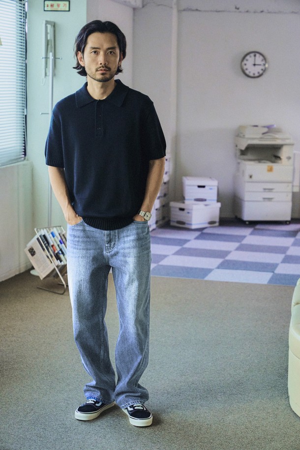 터키 이스쿠르 스트레이트 파이브포켓 데님팬츠는 남성용으로, 부드러운 촉감의 13.5온스 두께 면 소재로 제작되었습니다. 라이트블루 컬러에 빈티지 워싱이 더해져 캐주얼하면서도 베이직한 스타일을 연출하며, 릴렉스핏 스트레이트 핏으로 편안한 착용감을 제공합니다. 5포켓 디자인과 YKK 지퍼, 체인스티치 디테일이 특징이며, 사계절 내내 활용하기 좋은 긴 기장의 데님팬츠입니다.
