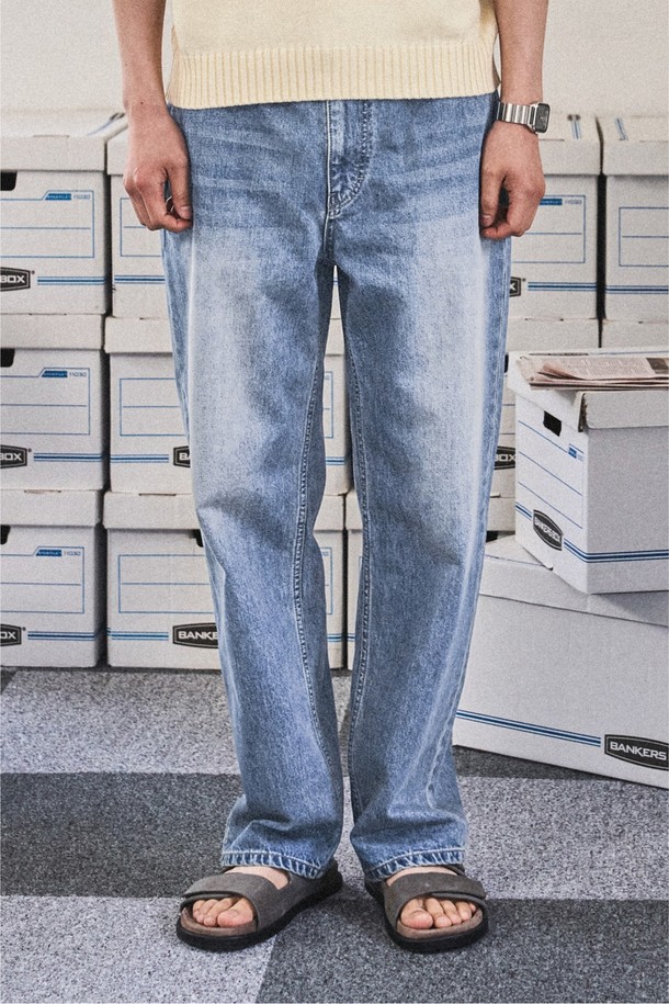 라이트블루 색상의 남성용 레귤러 스트레이트 데님팬츠입니다. 13온스 데님 소재에 빈티지 워싱 가공을 더해 자연스러운 멋을 연출하며, 5포켓 디자인과 YKK 지퍼, 체인스티치 마감으로 튼튼하게 제작되었습니다. 사계절 내내 캐주얼하고 베이직한 스타일로 활용하기 좋으며, 릴랙스 핏으로 편안한 착용감을 선사합니다.
