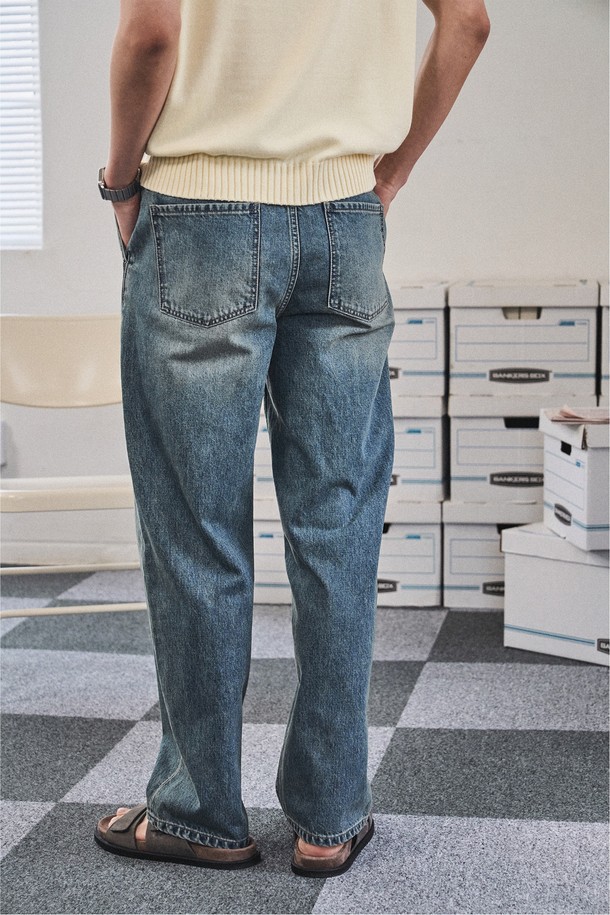 미디엄 블루 컬러의 레귤러 스트레이트 핏 데님 팬츠입니다. 워싱 처리된 데님 소재로 제작되었으며, 부드러운 촉감과 사계절 착용 가능한 중간 두께감을 자랑합니다. YKK 지퍼, 5포켓 스타일, 매트 코튼 버튼, 아웃포켓 디자인, 그리고 체인스티치 마감과 빈티지 워싱 디테일이 돋보이는 남성용 캐주얼 팬츠입니다.
