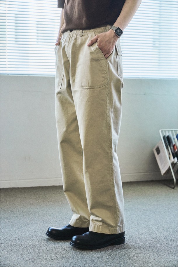 1950 클래식 로드사이드 퍼티그 팬츠는 베이지 컬러의 남성용 긴바지로, 사계절 내내 착용 가능한 워크웨어 스타일의 면 소재 바지입니다. 레귤러핏과 릴랙스핏으로 편안함을 더하며, 두꺼운 두께감과 부드러운 촉감, 무지 패턴이 특징입니다. YKK 지퍼, 혼 버튼, 더블 스티치, 아웃포켓 디자인, 4개의 포켓 등 밀리터리 디자인의 디테일을 살린 클래식한 매력을 느껴보세요.
