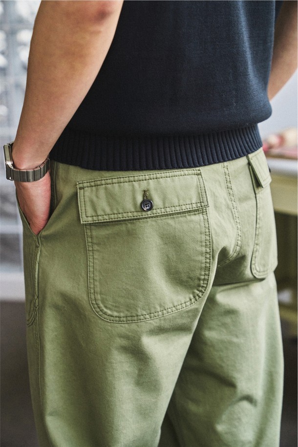 1950 클래식 로드사이드 퍼티그 팬츠 올리브는 1950년대 밀리터리웨어에서 영감을 받아 제작된 남성용 퍼티그 팬츠입니다. 부드러운 촉감의 면 소재로 제작되었으며, 봄, 가을에 입기 적합합니다. 올리브, 라이트 베이지, 베이지, 네이비 색상으로 출시되었으며, 레귤러핏과 릴랙스핏으로 편안하게 착용 가능합니다. 바이오워싱 처리, 혼 버튼, YKK 지퍼, 더블 스티치 구조, 4포켓 디자인으로 특징을 더했습니다. 출근룩, 가을 나들이룩, 클래식, 미니멀, 워크웨어 스타일을 즐기는 분들께 추천합니다.
