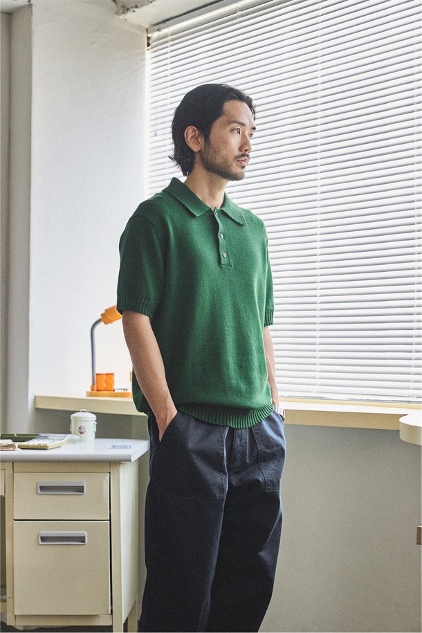 1950 클래식 로드사이드 퍼티그 팬츠 네이비는 남성용으로, 클래식 밀리터리 스타일을 현대적으로 재해석한 바지입니다. 면 소재로 제작되어 부드러운 촉감을 제공하며, 여름 시즌에 적합한 중간 두께감으로 편안하게 착용할 수 있습니다. 레귤러핏과 릴랙스핏으로 출시되었으며, 바이오워싱 처리, 혼 버튼, YKK 지퍼, 이중 스티치, 4포켓 디자인 등 섬세한 디테일이 돋보입니다.
