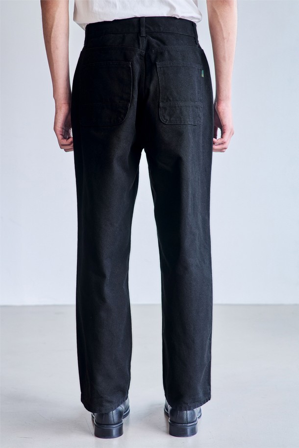 클래식 옥스포드 코튼팬츠 릴렉스핏_FIT3 블랙은 면 소재의 사계절용 긴 바지입니다. 옥스포드 패턴과 릴렉스핏으로 편안한 착용감을 선사하며, '출근룩'과 '비즈니스 캐주얼'에 적합합니다. 매트한 캔톤 버튼, YKK 지퍼, 체인스티치, 유닛 포켓 디자인, 내추럴 워싱 처리 등 섬세한 디테일이 돋보입니다. 색상은 블랙, 베이지, 다크네이비 3가지로 제공되며, '클래식', '미니멀', '캐주얼' 스타일을 즐기는 분들께 추천합니다. 뻣뻣한 촉감으로 깔끔한 핏을 유지합니다.
