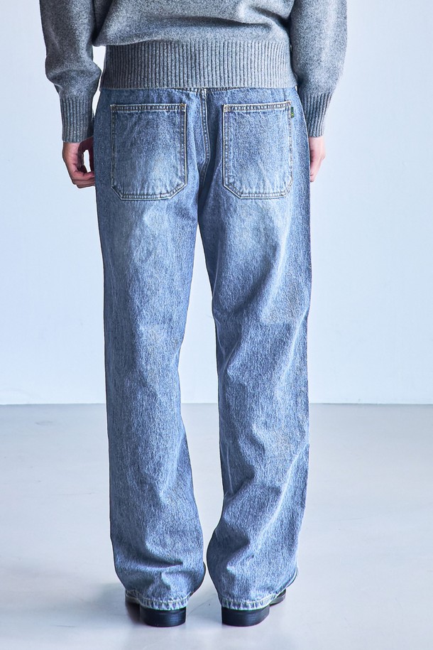 포멀 데님팬츠 릴렉스핏_FIT5 미디엄블루는 베이직하면서도 포멀한 스타일을 연출하기 좋은 데님 팬츠입니다. 사계절 내내 활용 가능한 11온스 면 소재로 제작되어 부드러운 촉감을 선사하며, 릴렉스 핏으로 편안한 착용감을 제공합니다. 자연스러운 워싱 효과가 돋보이며, 클린한 실루엣과 스트레이트 포켓 디자인으로 깔끔한 인상을 줍니다. 미디엄블루 컬러는 다양한 상의와 손쉽게 매치하여 클래식, 미니멀, 캐주얼 스타일을 완성할 수 있습니다. 일상복으로 활용하기 좋아 활용도가 높습니다.
