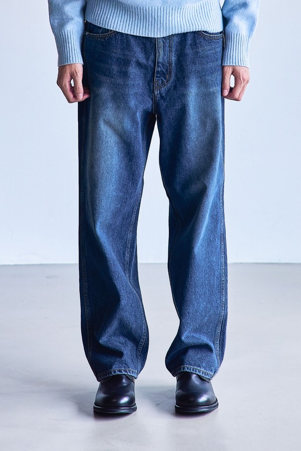 페이드 파이브포켓 데님팬츠 레귤러핏_FIT5 미디움블루는 베이직하고 캐주얼한 스타일을 선호하는 분들을 위한 사계절용 데님 팬츠입니다. 12.5온스 데님 소재에 자연스러운 워싱 가공을 더해 부드러운 촉감을 선사하며, 5포켓 디자인으로 실용성을 높였습니다. 핏은 레귤러핏으로 제작되어 편안한 착용감을 제공하며, 데이트룩, 출근룩 등 다양한 TPO에 활용 가능합니다. 미니멀하고 클래식한 스타일을 연출하기에 좋은 아이템입니다. 클린한 실루엣으로 어떤 상의와도 쉽게 매치하여 멋스러운 룩을 완성할 수 있습니다.
