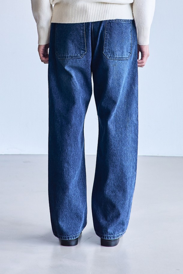 미디엄블루 컬러의 밴딩 스트레이트 데님 팬츠입니다. 루즈핏으로 편안한 착용감을 선사하며, 허리 사이즈 조절이 가능합니다. 12.5oz 데님 소재로 제작되어 내추럴한 워싱과 뻣뻣한 촉감이 특징입니다. 출근룩과 데이트룩은 물론, 캐주얼, 미니멀, 클래식 스타일 모두 소화 가능한 활용도 높은 아이템입니다. 스트레이트 포켓 디자인으로 실용성을 더했습니다.
