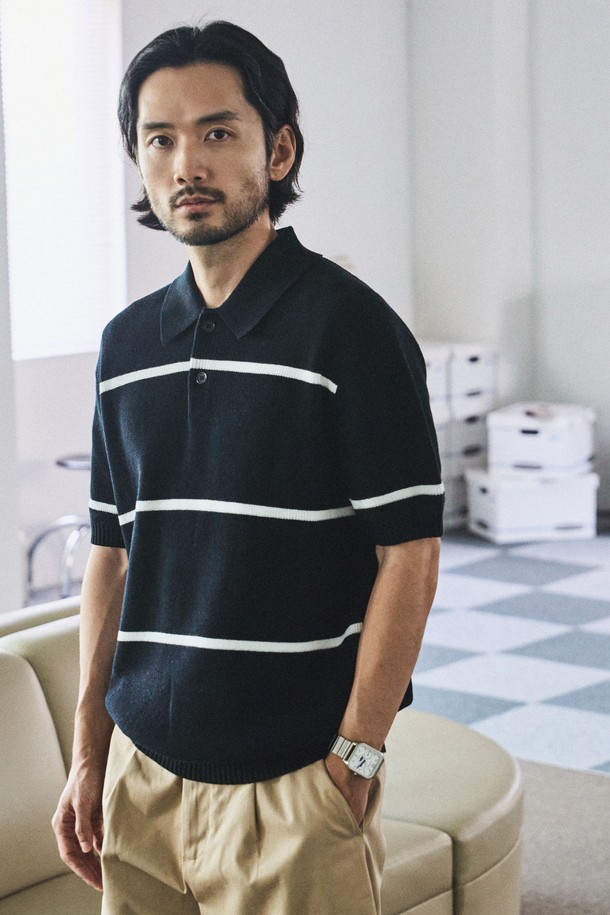 부드러운 텍스쳐와 스트라이프 패턴이 돋보이는 코튼 100% 폴로 반팔니트입니다. 화이트, 크림, 블랙 3가지 컬러로 출시되었으며, 2/32 코튼 원사, 중공 구조 원단, 2x2 싱글 하이스트레치 립조직, 2합 스판덱스 원사, 링킹 스티치 공법, 클린 엣지 마감으로 섬세하게 제작되어 뛰어난 흡습성과 통기성을 자랑합니다. 베이직하면서도 클래식한 디자인으로 데일리, 캐주얼, 세미포멀 등 다양한 스타일에 활용하기 좋습니다.
