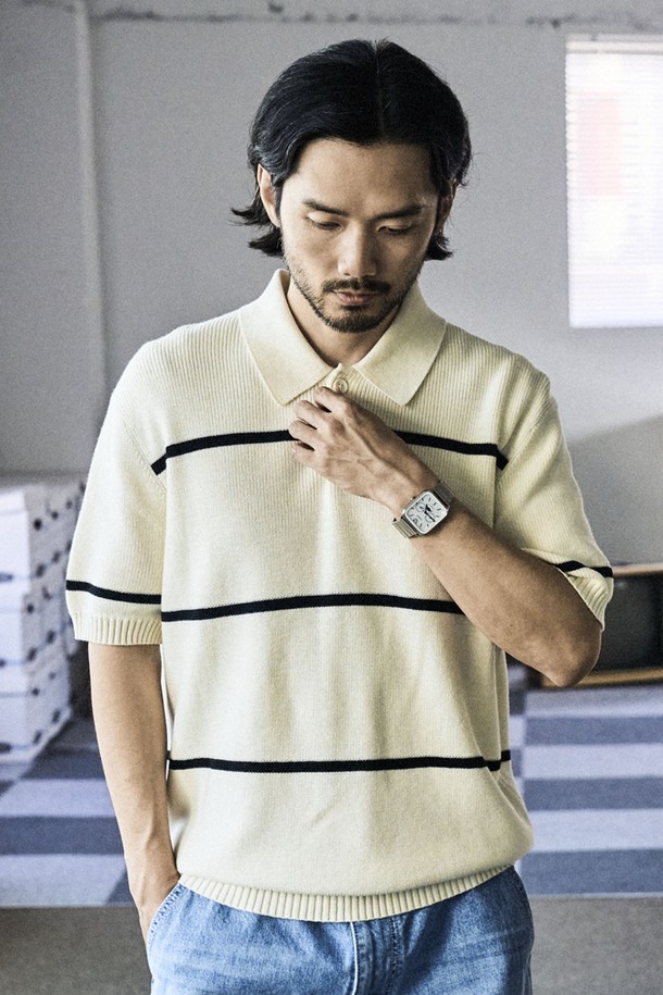 100% 순면 소재로 제작되어 부드러운 촉감과 통기성을 자랑하는 텍스쳐드 스트라이프 폴로 반팔 니트입니다. 슬림핏으로 깔끔하게 떨어지는 핏과 얇은 두께감으로 봄, 여름 시즌 데일리, 캐주얼, 세미포멀 룩에 활용하기 좋습니다. 화이트, 크림, 블랙 3가지 컬러로 출시되었으며, 텍스쳐드 스트라이프 패턴과 2x2 싱글 하이 엘라스틱 립조직, 링킹 스티치 공법, 깔끔한 엣지 마감 디테일이 돋보입니다.
