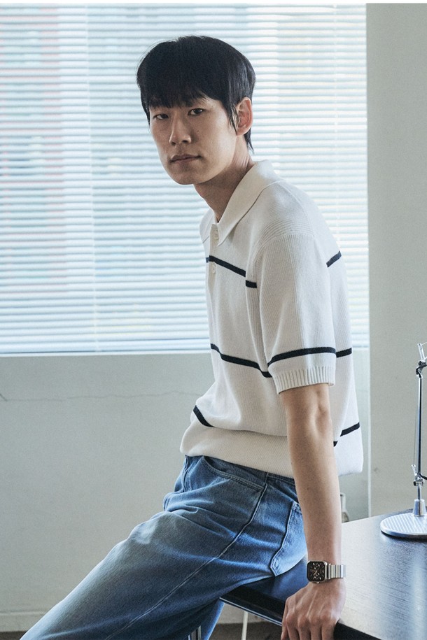 100% 순면 소재의 텍스쳐드 스트라이프 패턴 폴로 반팔 니트입니다. 부드러운 촉감과 뛰어난 흡습, 통기성을 자랑하며, 슬림핏 디자인과 레귤러 기장으로 편안한 착용감을 선사합니다. 화이트, 크림, 블랙 세 가지 컬러로 출시되어 다양한 스타일 연출에 활용 가능하며, 2x2 싱글 하이 스트레치 립조직과 고밀도 니팅, 링킹 스티치 마감으로 완성도를 높였습니다.
