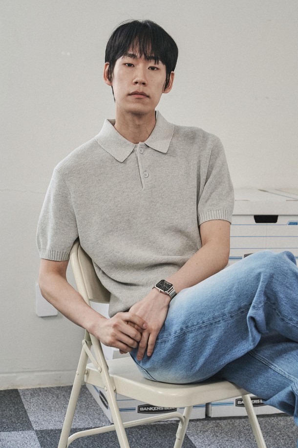 **텍스쳐드 코튼 100 폴로 반팔 니트 - 4 Color**

부드러운 촉감의 텍스쳐드 코튼 100% 소재로 제작된 폴로 반팔 니트입니다. 미니멀하고 베이직한 스타일로 데이트룩, 카페룩 등 다양한 TPO에 활용하기 좋습니다. 입체적인 그레인 텍스처와 슬림핏 디자인이 자연스러운 볼륨감을 선사하며, 2x2 싱글 하이스트레치 립조직과 링킹 스티치 공법으로 완성도를 높였습니다. 크림, 라이트그레이, 페이드네이비, 블랙 4가지 컬러로 출시되어 폭넓은 선택이 가능합니다. 여름철 시원하고 편안하게 착용할 수 있는 아이템입니다.
