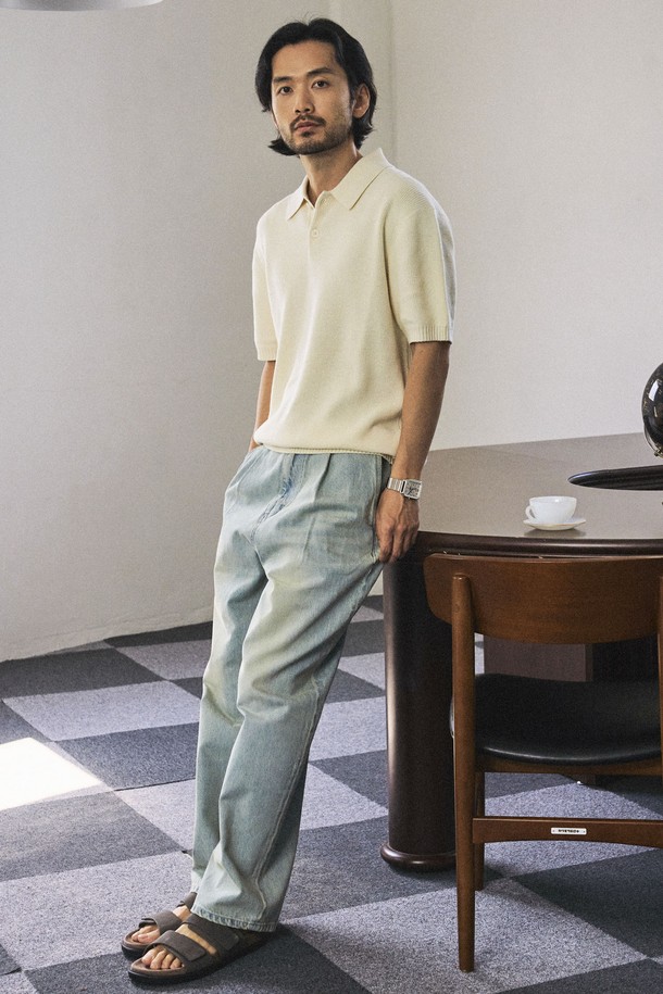 텍스쳐드 코튼100 폴로 반팔 니트 - 4 Color는 부드러운 촉감의 100% 수퍼소프트 코튼 소재로 제작되어, 여름에도 시원하고 쾌적하게 착용할 수 있습니다. 미니멀하고 베이직한 스타일을 추구하는 분들께 적합하며, 데이트룩, 카페룩 등 다양한 TPO에 활용하기 좋습니다. 얇은 두께감과 슬림핏으로 제작되어, 세련된 실루엣을 연출하며, 텍스쳐드 패턴으로 은은한 포인트를 더했습니다. 디지털 니팅 시스템과 고밀도 니팅, 링킹 스티치 구조를 통해 높은 퀄리티를 자랑하며, 흡습 및 통기 기능으로 쾌적한 착용감을 제공합니다. 크림, 라이트그레이, 페이드네이비, 블랙 4가지 컬러로 출시되어 폭넓은 선택이 가능합니다.
