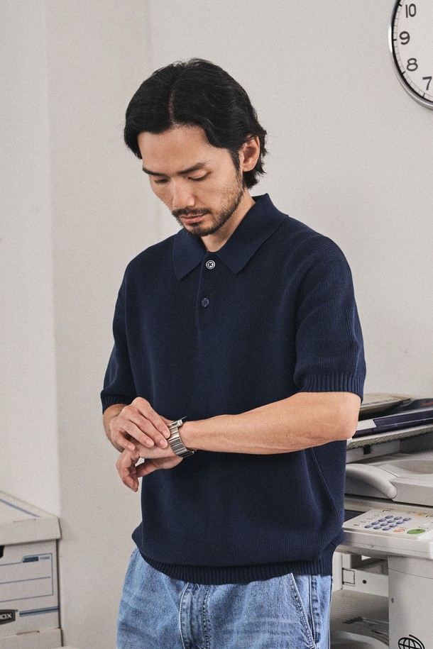**텍스쳐드 코튼 100 폴로 반팔니트 - 4 Color**

부드러운 촉감의 텍스쳐드 코튼 100% 소재로 제작된 남성용 폴로 반팔 니트입니다. 2*2 싱글 하이 스트레치 립조직과 중공구조 원단을 사용하여 통기성이 뛰어나 여름철에도 시원하게 착용할 수 있습니다. 미니멀하고 베이직한 스타일로, 데이트룩이나 카페룩 등 다양한 TPO에 활용하기 좋습니다. 슬림핏 디자인과 자연스러운 광택, 클린 엣지 마감, 링킹 스티치 구조, 프리미엄 니팅으로 완성도를 높였습니다. 크림, 라이트그레이, 네이비, 블랙 4가지 컬러로 만나보세요.
