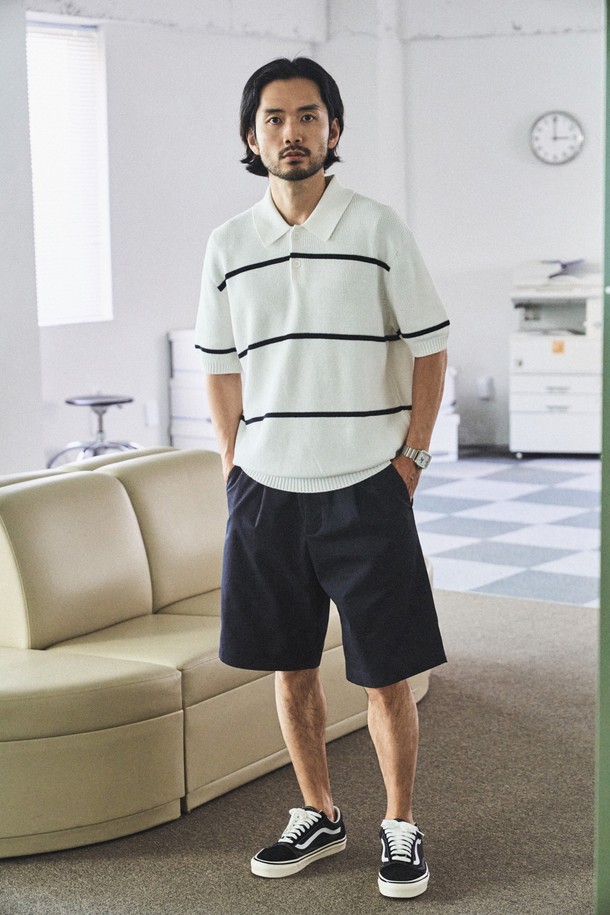 VANCET 원턱 버뮤다 하프팬츠 다크네이비는 부드러운 촉감의 면 소재로 제작되어 편안한 착용감을 선사합니다. 클래식하고 베이직한 스타일의 스트레이트핏으로, 일상에서 활용하기 좋은 아이템입니다. 원턱 디자인, YKK 지퍼, 립포켓, 고밀도 원단, 필링이 적은 특징을 갖춘 여름철 남성용 하프 팬츠입니다.
