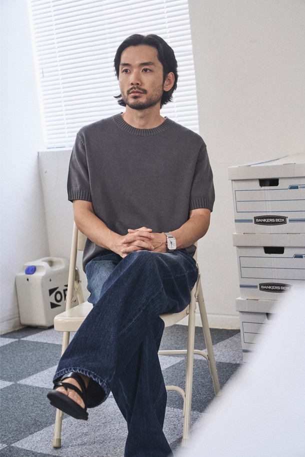 터키 이스쿠르 스트레이트 파이브포켓 데님 팬츠는 남성용 데님 팬츠로, 미디엄 블루 컬러의 베이직하고 캐주얼한 스타일을 연출합니다. 13.5 온스 고밀도 면 소재로 제작되어 부드러운 촉감과 두꺼운 두께감을 자랑하며, 4계절 내내 착용 가능합니다. 릴랙스핏과 레귤러핏을 모두 느낄 수 있는 스트레이트 핏에 5포켓 디자인, YKK 지퍼, 체인스티치 마감, 빈티지 워싱 디테일을 더해 고급스러운 퀄리티를 제공합니다.
