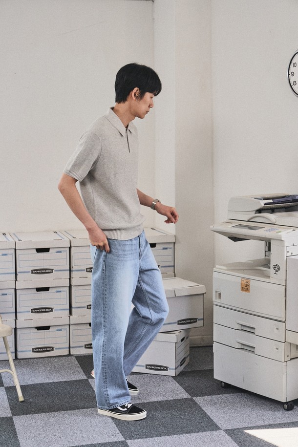 터키 이스쿠르 스트레이트 파이브포켓 데님팬츠는 남성용으로, 부드러운 촉감의 13.5온스 두께 면 소재로 제작되었습니다. 라이트블루 컬러에 빈티지 워싱이 더해져 캐주얼하면서도 베이직한 스타일을 연출하며, 릴렉스핏 스트레이트 핏으로 편안한 착용감을 제공합니다. 5포켓 디자인과 YKK 지퍼, 체인스티치 디테일이 특징이며, 사계절 내내 활용하기 좋은 긴 기장의 데님팬츠입니다.
