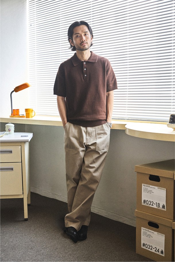 1950 클래식 로드사이드 퍼티그 팬츠는 베이지 컬러의 남성용 긴바지로, 사계절 내내 착용 가능한 워크웨어 스타일의 면 소재 바지입니다. 레귤러핏과 릴랙스핏으로 편안함을 더하며, 두꺼운 두께감과 부드러운 촉감, 무지 패턴이 특징입니다. YKK 지퍼, 혼 버튼, 더블 스티치, 아웃포켓 디자인, 4개의 포켓 등 밀리터리 디자인의 디테일을 살린 클래식한 매력을 느껴보세요.
