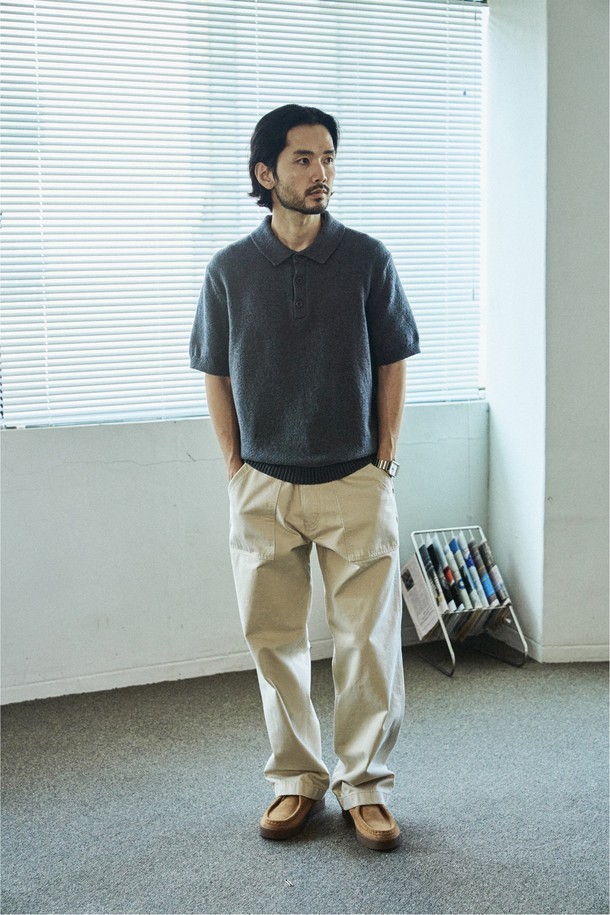 1950 클래식 로드사이드 퍼티그 팬츠 라이트베이지는 1950년대 군용 유틸리티 팬츠에서 영감을 받아 디자인된 남성용 퍼티그 팬츠입니다. 부드러운 면 소재로 제작되어 봄, 여름, 가을 시즌에 착용하기 좋으며, 릴랙스핏과 레귤러핏으로 편안한 착용감을 제공합니다. 4개의 아웃포켓, 혼 버튼, YKK 지퍼, 이중 스티치 구조, 스트레이트 밑단 마감, 그리고 바이오 워싱 처리로 클래식하면서도 밀리터리한 무드를 연출합니다.
