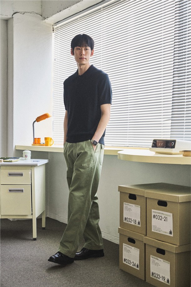 1950 클래식 로드사이드 퍼티그 팬츠 올리브는 1950년대 밀리터리웨어에서 영감을 받아 제작된 남성용 퍼티그 팬츠입니다. 부드러운 촉감의 면 소재로 제작되었으며, 봄, 가을에 입기 적합합니다. 올리브, 라이트 베이지, 베이지, 네이비 색상으로 출시되었으며, 레귤러핏과 릴랙스핏으로 편안하게 착용 가능합니다. 바이오워싱 처리, 혼 버튼, YKK 지퍼, 더블 스티치 구조, 4포켓 디자인으로 특징을 더했습니다. 출근룩, 가을 나들이룩, 클래식, 미니멀, 워크웨어 스타일을 즐기는 분들께 추천합니다.
