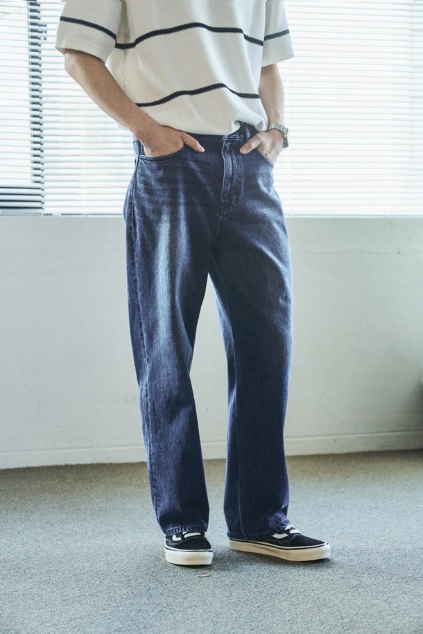 터키 이스쿠르 스트레이트 파이브포켓 데님 팬츠는 남성용 데님 팬츠로, 미디엄 블루 컬러의 베이직하고 캐주얼한 스타일을 연출합니다. 13.5 온스 고밀도 면 소재로 제작되어 부드러운 촉감과 두꺼운 두께감을 자랑하며, 4계절 내내 착용 가능합니다. 릴랙스핏과 레귤러핏을 모두 느낄 수 있는 스트레이트 핏에 5포켓 디자인, YKK 지퍼, 체인스티치 마감, 빈티지 워싱 디테일을 더해 고급스러운 퀄리티를 제공합니다.
