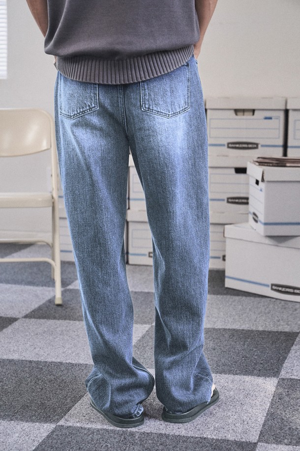 터키 이스쿠르 스트레이트 파이브포켓 데님팬츠는 남성용으로, 부드러운 촉감의 13.5온스 두께 면 소재로 제작되었습니다. 라이트블루 컬러에 빈티지 워싱이 더해져 캐주얼하면서도 베이직한 스타일을 연출하며, 릴렉스핏 스트레이트 핏으로 편안한 착용감을 제공합니다. 5포켓 디자인과 YKK 지퍼, 체인스티치 디테일이 특징이며, 사계절 내내 활용하기 좋은 긴 기장의 데님팬츠입니다.
