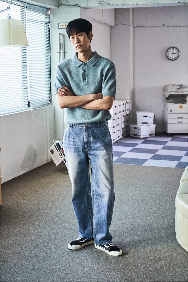 라이트블루 색상의 남성용 레귤러 스트레이트 데님팬츠입니다. 13온스 데님 소재에 빈티지 워싱 가공을 더해 자연스러운 멋을 연출하며, 5포켓 디자인과 YKK 지퍼, 체인스티치 마감으로 튼튼하게 제작되었습니다. 사계절 내내 캐주얼하고 베이직한 스타일로 활용하기 좋으며, 릴랙스 핏으로 편안한 착용감을 선사합니다.
