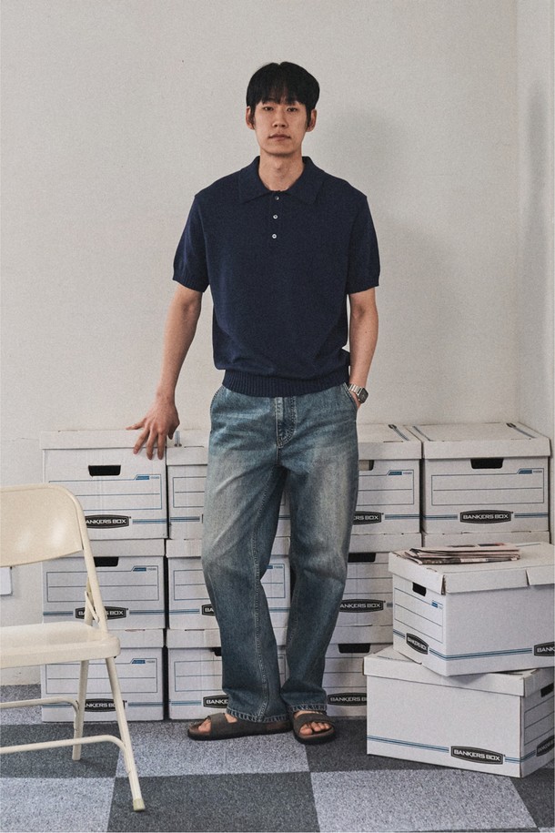 미디엄 블루 컬러의 레귤러 스트레이트 핏 데님 팬츠입니다. 워싱 처리된 데님 소재로 제작되었으며, 부드러운 촉감과 사계절 착용 가능한 중간 두께감을 자랑합니다. YKK 지퍼, 5포켓 스타일, 매트 코튼 버튼, 아웃포켓 디자인, 그리고 체인스티치 마감과 빈티지 워싱 디테일이 돋보이는 남성용 캐주얼 팬츠입니다.
