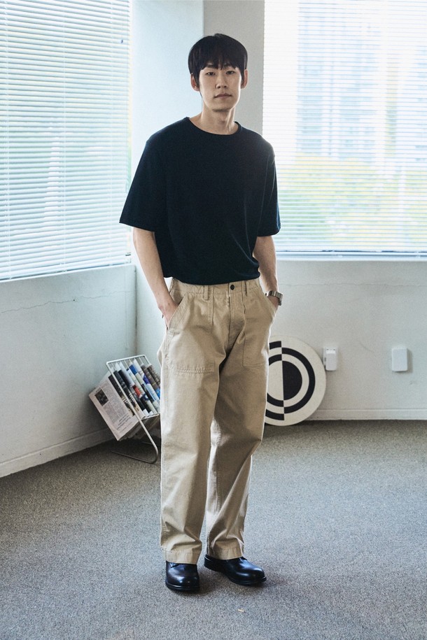 1950 클래식 로드사이드 퍼티그 팬츠는 베이지 컬러의 남성용 긴바지로, 사계절 내내 착용 가능한 워크웨어 스타일의 면 소재 바지입니다. 레귤러핏과 릴랙스핏으로 편안함을 더하며, 두꺼운 두께감과 부드러운 촉감, 무지 패턴이 특징입니다. YKK 지퍼, 혼 버튼, 더블 스티치, 아웃포켓 디자인, 4개의 포켓 등 밀리터리 디자인의 디테일을 살린 클래식한 매력을 느껴보세요.
